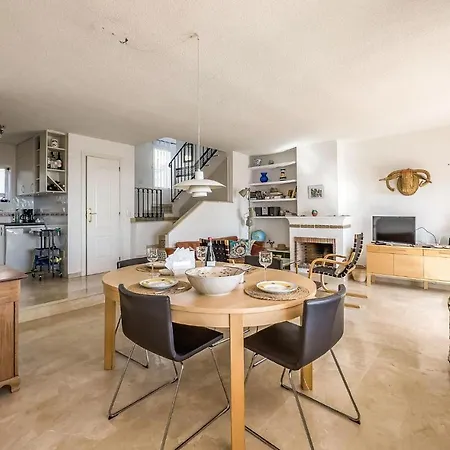 2 Bedroom Stunning In Appartement Benalmádena